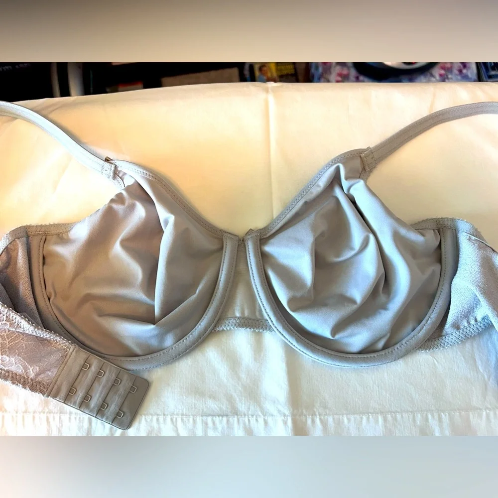 Chantelle minimizing underwire  bra - Picture 4 of 11